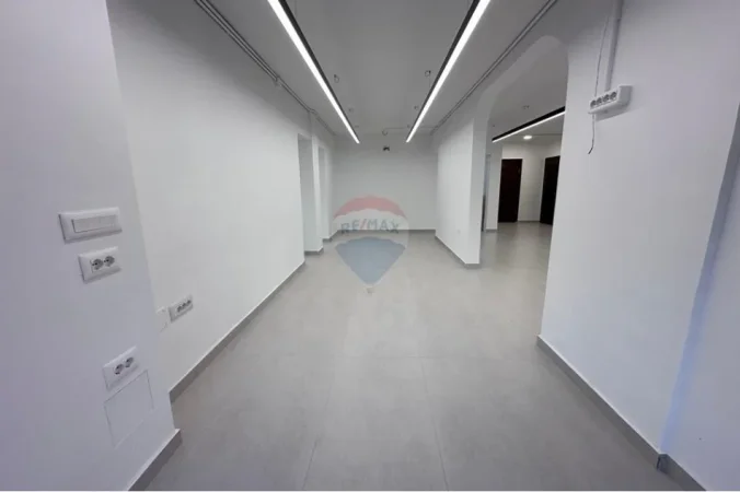 Tirane, jepet me qera dyqan , 106 m² 1.041 € 