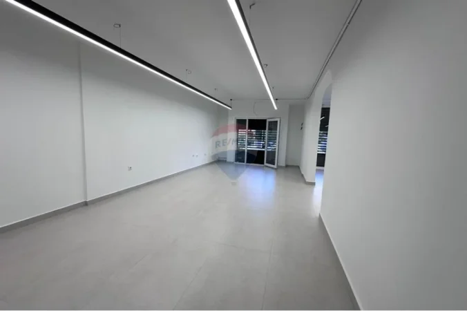 Tirane, jepet me qera dyqan , 106 m² 1.041 € 