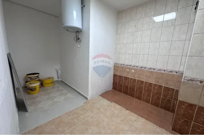 Tirane, jepet me qera dyqan , 106 m² 1.041 € 