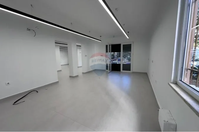 Tirane, jepet me qera dyqan , 106 m² 1.041 € 