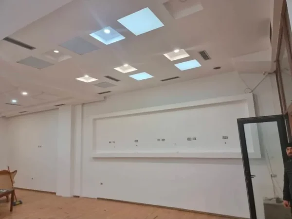 Tirane, jepet me qera dyqan Kati 0, 80 m² 45.000 € (kthesa e kamzes)