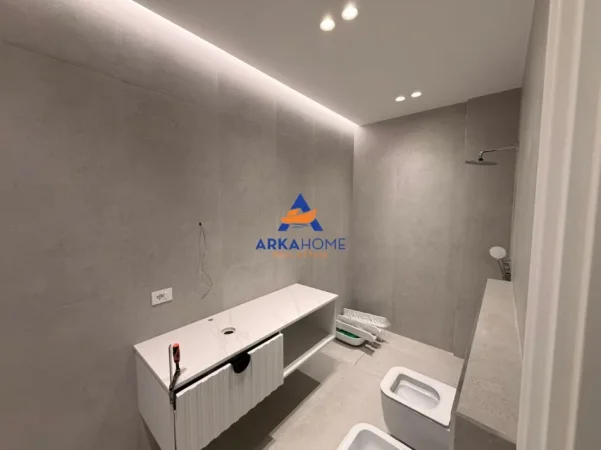 Tirane, jepet me qera apartament 3+1+Ballkon Kati 4, 211 m² 4.000 € 