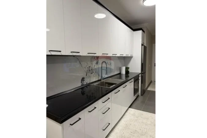 Tirane, jepet me qera apartament 2+1 , 104 m² 700 € (Rruga Xhenfize Keko)