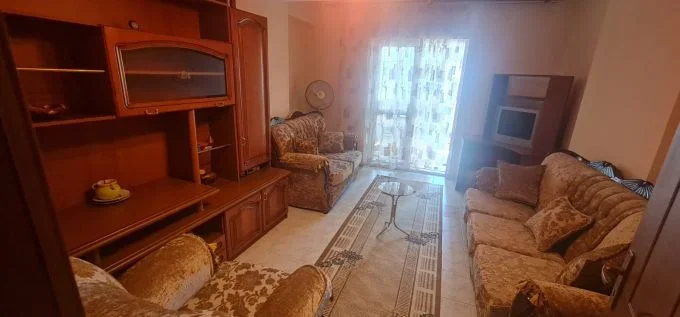 Tirane, jepet me qera apartament 3+1+Aneks+Ballkon Kati 2, 100 m² 500 € (ish fusha e aviacionit)