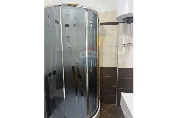 Tirane, jepet me qera 1+1 , 80 m² 650 € (Konpleksi Delijorgji)