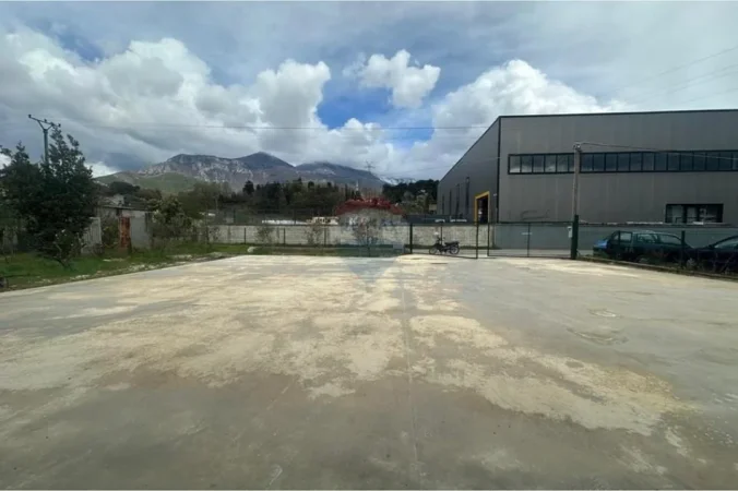 Tirane, jepet me qera magazine , 650 m² 2.000 € 