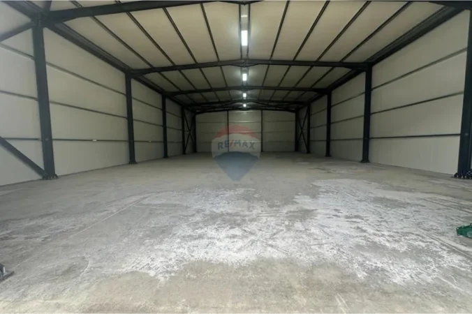 Tirane, jepet me qera magazine , 650 m² 2.000 € 