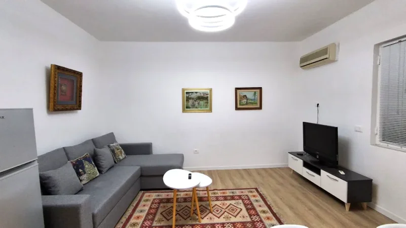 🏡 Jepet me Qera Kati i parë i një Vile në Qendër, 700 euro