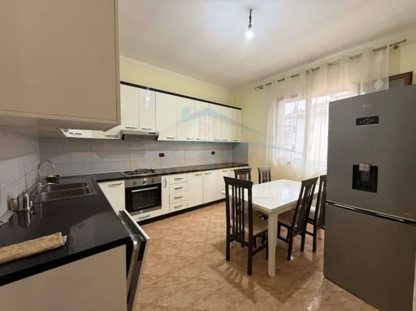 Tirane, jepet me qera shtepi 2+1 Kati 1, 114 m² 450 € 