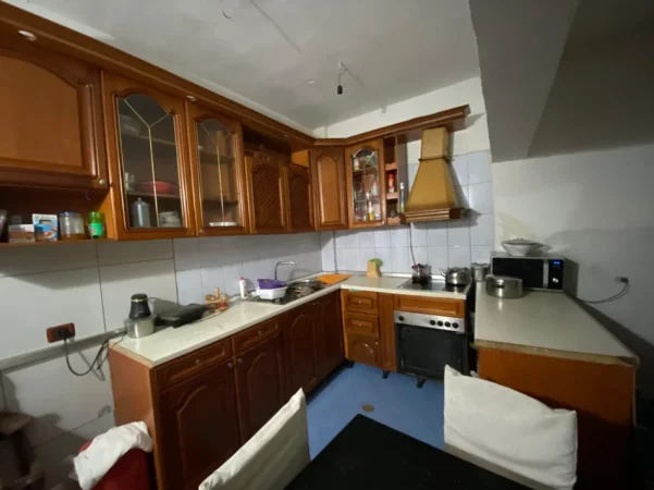 Tirane, jepet me qera bar-resorant Kati 1, 167 m² 600 € (Paskuqan)