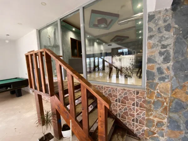 Tirane, jepet me qera bar-resorant Kati 1, 167 m² 600 € (Paskuqan)