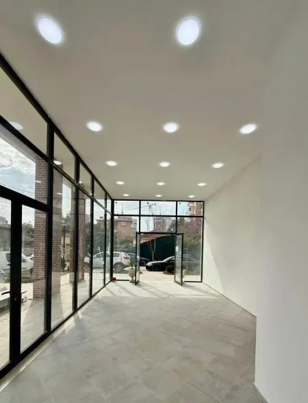 Tirane, jepet me qera ambjent biznesi Kati 0, 45 m² 700 € (HOXHA TAHSIM)