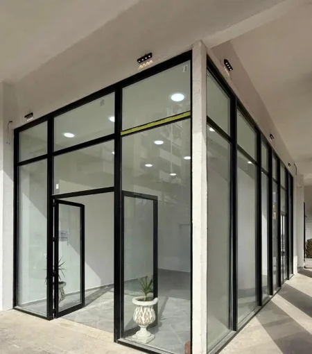 Tirane, jepet me qera ambjent biznesi Kati 0, 45 m² 700 € (HOXHA TAHSIM)