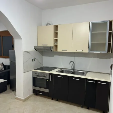 Tirane, jepet me qera shtepi 1+1 Kati 1, 70 m² 300 € (Ali Demi)