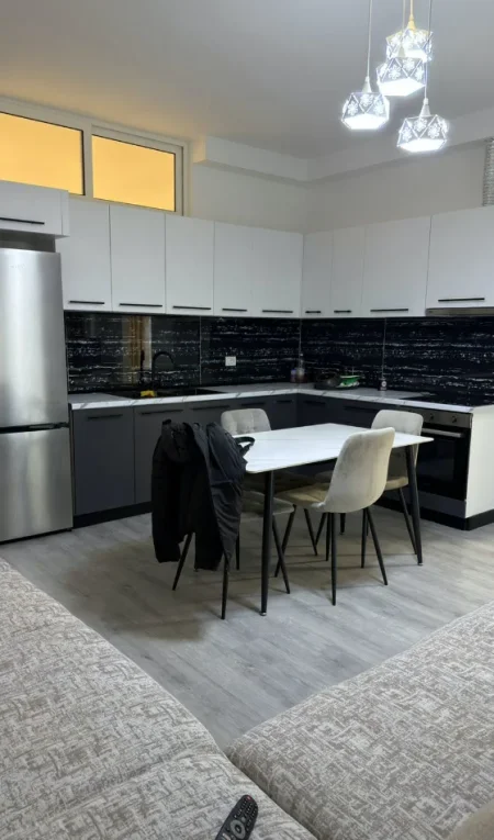 Tirane, jepet me qera apartament 2+1 Kati 3, 78 m² 700 € (5 MAJI)