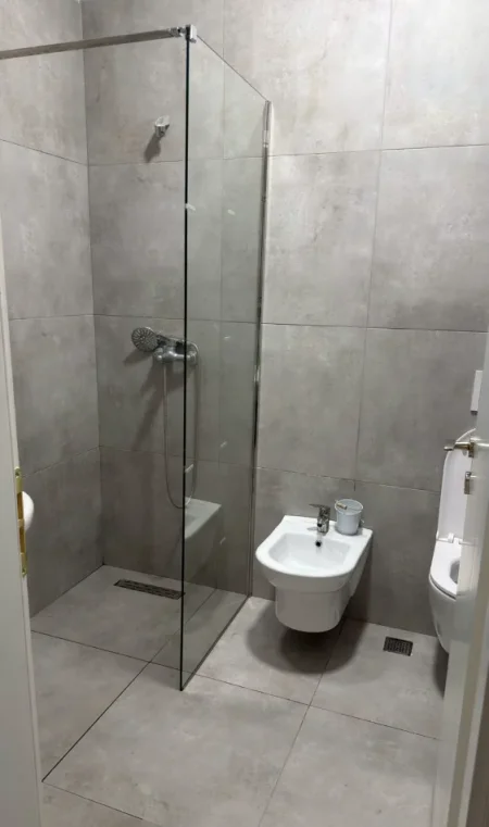 Tirane, jepet me qera apartament 2+1 Kati 3, 78 m² 700 € (5 MAJI)