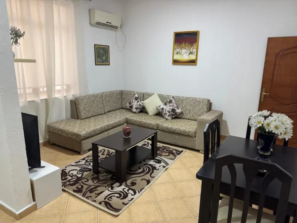 Tirane,Qera apartament cilësor, mobiluar tip 1+1,kat 2, sip.60m², qera 500€/muaj, pranë Stadiumit dhe lulishtes Dinamo, 950m nga qendra e Tiranës.