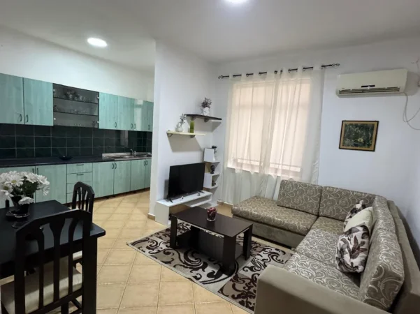 Tirane,Qera apartament cilësor, mobiluar tip 1+1,kat 2, sip.60m², qera 500€/muaj, pranë Stadiumit dhe lulishtes Dinamo, 950m nga qendra e Tiranës.