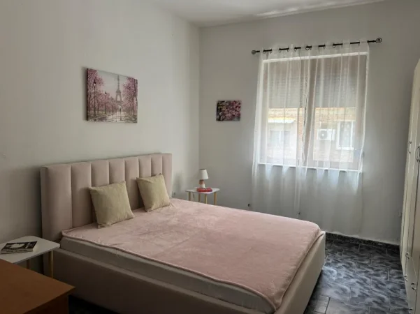 Tirane,Qera apartament cilësor, mobiluar tip 1+1,kat 2, sip.60m², qera 500€/muaj, pranë Stadiumit dhe lulishtes Dinamo, 950m nga qendra e Tiranës.