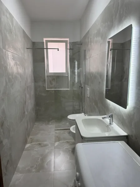 Tirane,Qera apartament cilësor, mobiluar tip 1+1,kat 2, sip.60m², qera 500€/muaj, pranë Stadiumit dhe lulishtes Dinamo, 950m nga qendra e Tiranës.