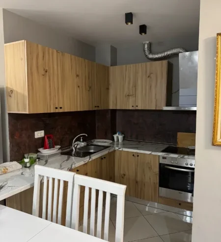 Tirane, jepet me qera apartament 3+1 Kati 3, 90 m² 550 € (Liqeni i Thate)