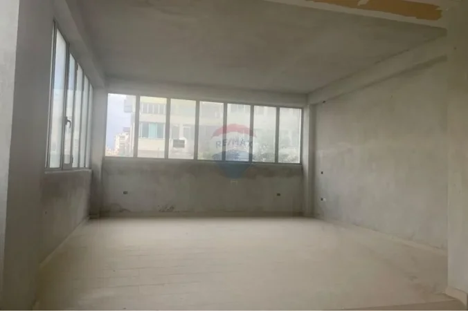 Vlore, jepet me qera dyqan Kati 1, 130 m² 836 € (Rruga Hasan Kushta, Albano Romina, Vlorë)