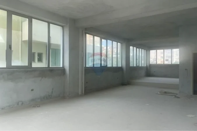 Vlore, jepet me qera dyqan Kati 1, 130 m² 836 € (Rruga Hasan Kushta, Albano Romina, Vlorë)