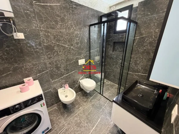 Vlore, jepet me qera apartament 1+1+Ballkon Kati 2, 70 m² 600 € (Rruga Dhimitër Konomi)