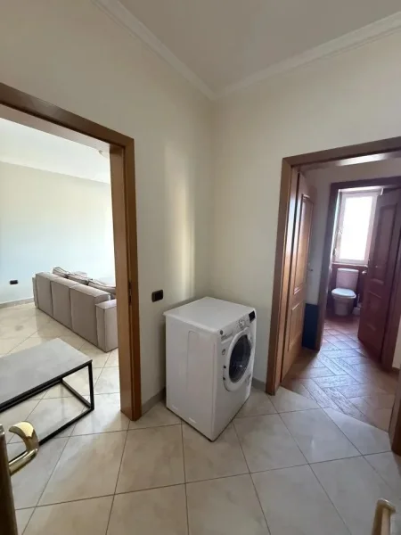 Tirane, jepet me qera apartament 2+1 , 100 m² 800 € (BLLOK)