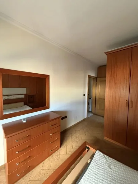 Tirane, jepet me qera apartament 2+1 , 100 m² 800 € (BLLOK)