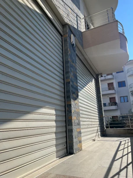 Tirane, jepet me qera magazine Kati 0, 110 m² 290 € 