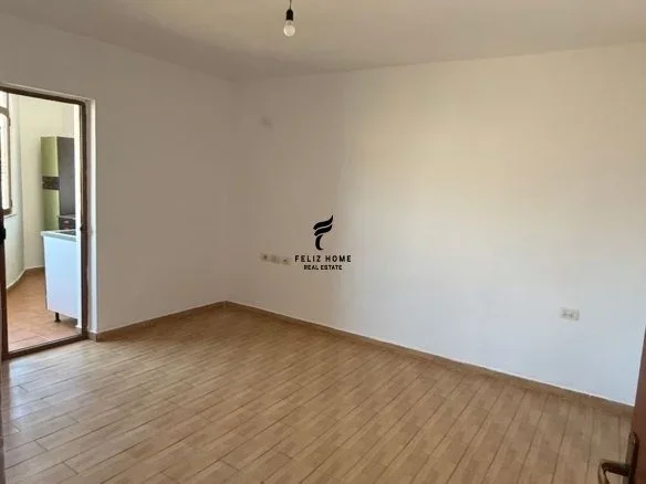 Tirane, jepet me qera zyre Kati 5, 62 m² 400 € (PAZARI I RI)