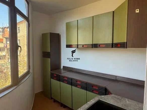 Tirane, jepet me qera zyre Kati 5, 62 m² 400 € (PAZARI I RI)