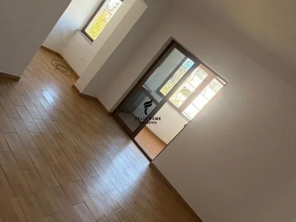 Tirane, jepet me qera zyre Kati 5, 62 m² 400 € (PAZARI I RI)