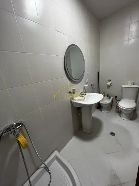 Tirane, jepet me qera apartament 2+1 Kati 7, 100 m² 700 € (ISH STACIONI TRENIT)