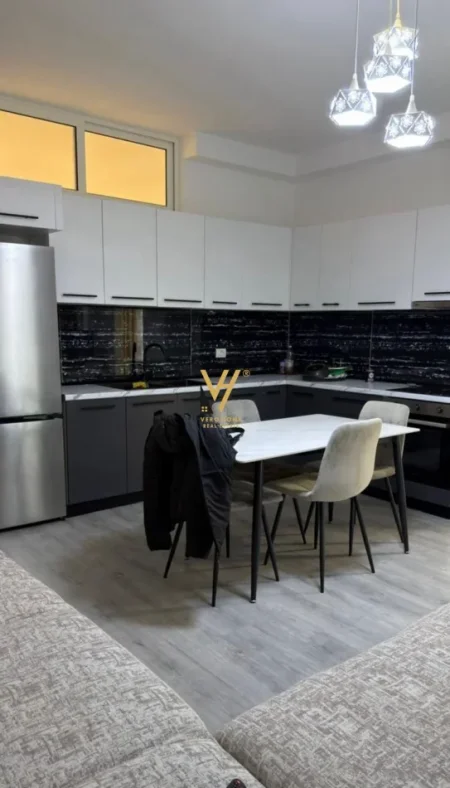 Tirane, jepet me qera apartament 2+1+Ballkon Kati 12, 78 m² 700 € (5 MAJI)