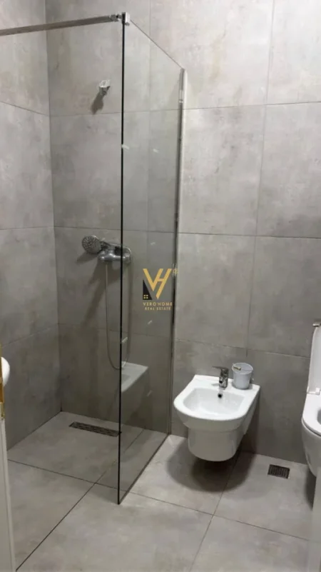 Tirane, jepet me qera apartament 2+1+Ballkon Kati 12, 78 m² 700 € (5 MAJI)