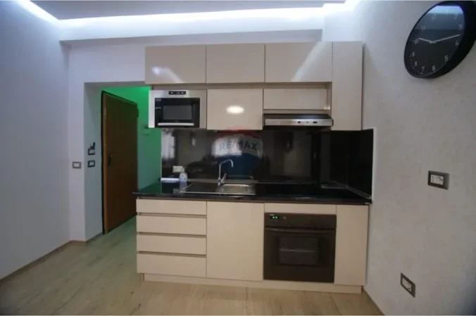 Tirane, jepet me qera apartament 1+1 Kati 3, 600 € (rruga e barrikadave)