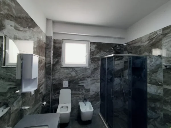 Tirane, jepet me qera apartament 2+1 Kati 0, 120 m² 600 € (selite)