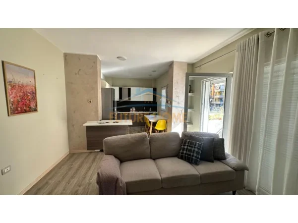 Tirane, jepet me qera apartament 2+1 , 97 m² 750 € (Selite)