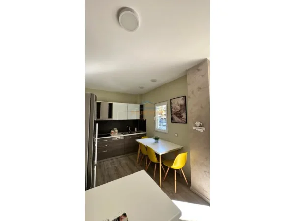 Tirane, jepet me qera apartament 2+1 , 97 m² 750 € (Selite)