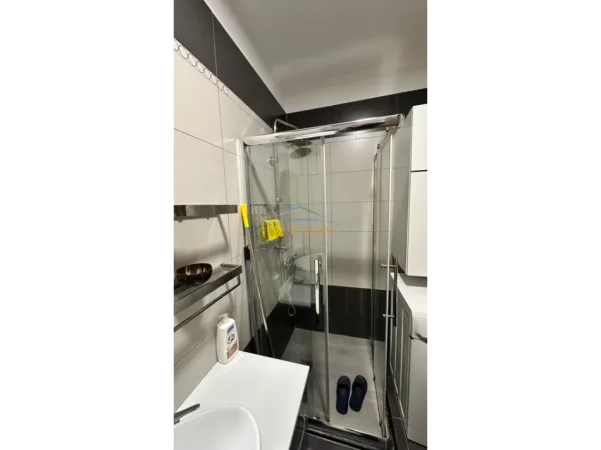 Tirane, jepet me qera apartament 2+1 , 97 m² 750 € (Selite)