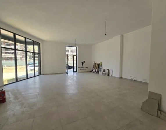 Tirane, jepet me qera dyqan Kati 0, 84 m² 900 € (BULEVARDI I RI)