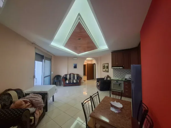 Vlore, jepet me qera apartament 2+1 Kati 3, 120 m² 500 € (Lungomare, Vlorë)