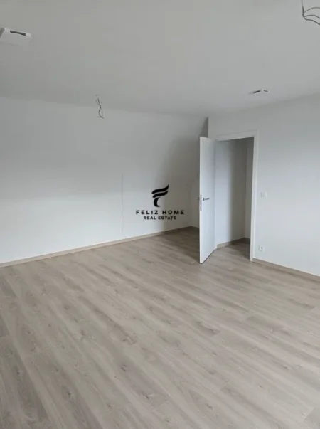 Tirane, jepet me qera zyre Kati 3, 121 m² 400 € (ASTIR)