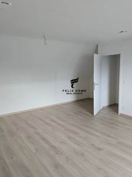 Tirane, jepet me qera zyre Kati 3, 121 m² 400 € (ASTIR)