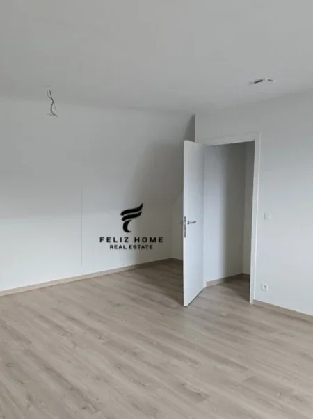 Tirane, jepet me qera zyre Kati 3, 121 m² 400 € (ASTIR)