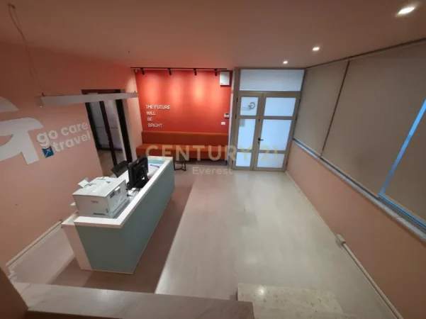 Tirane, jepet me qera zyre Kati 2, 200 m² 2.000 € (komuna e parisit)