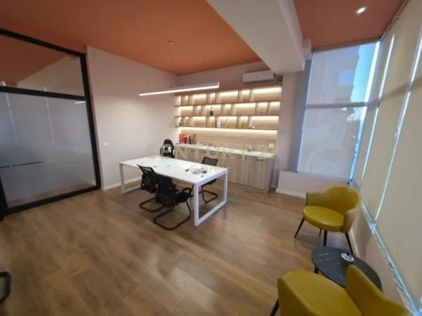 Tirane, jepet me qera zyre Kati 2, 200 m² 2.000 € (komuna e parisit)