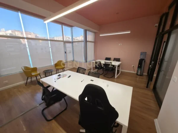 Tirane, jepet me qera zyre Kati 2, 200 m² 2.000 € (komuna e parisit)